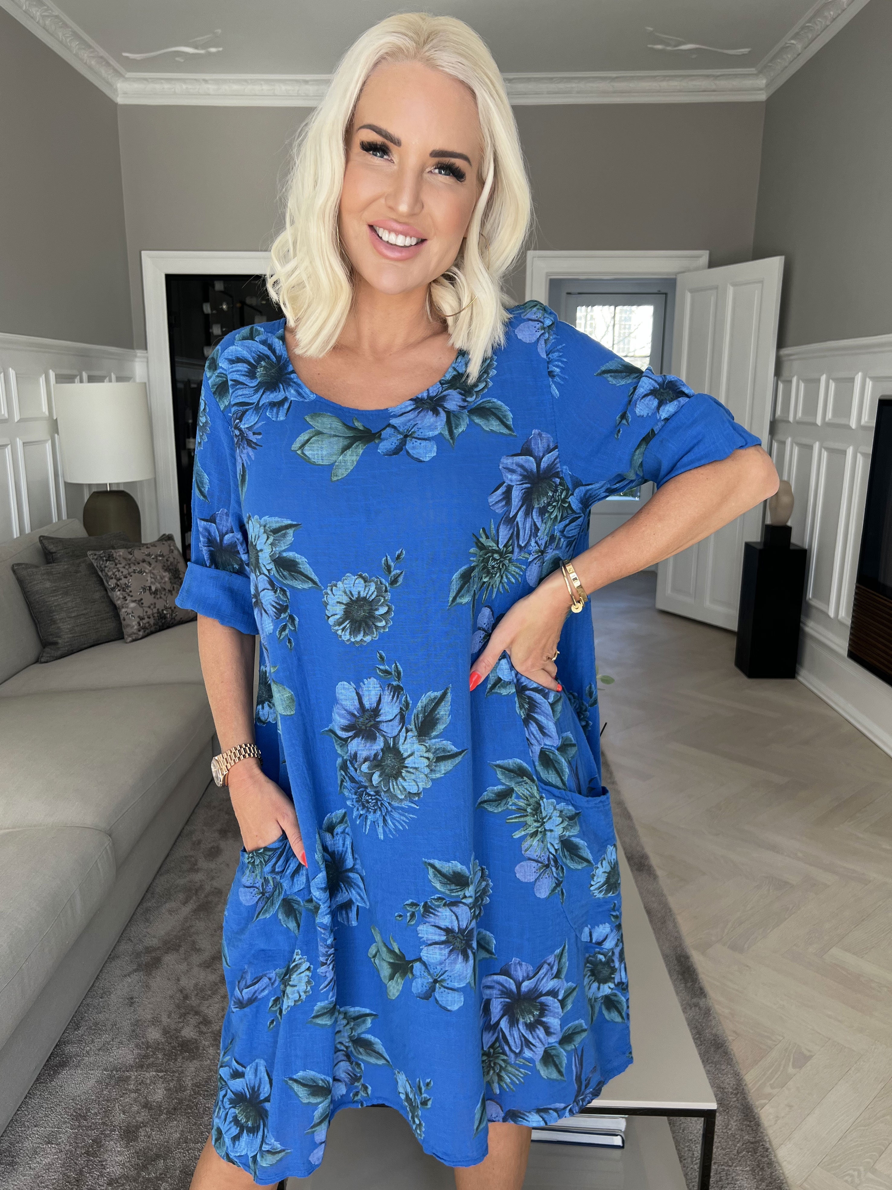 Jayda - Söt bomullsklänning med ficka och blommigt tryck - Black